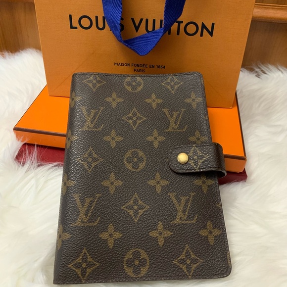 Sold✨LV MONOGRAM AGENDA MM ✨
Perfect for upcoming 2️⃣0️⃣2️⃣5️⃣😍🌷 - Picture 3 of 16